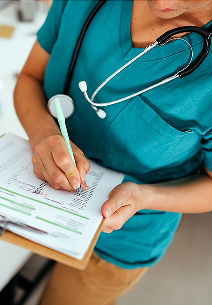 Un medic veterinar care notează o listă de sarcini